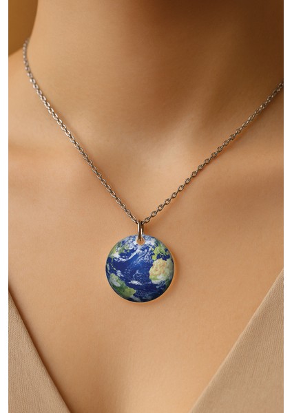 Şeffaf Sert Akrilik Kolye Ucu ve Üzeri Zincirli Desenli Kolye Dünya