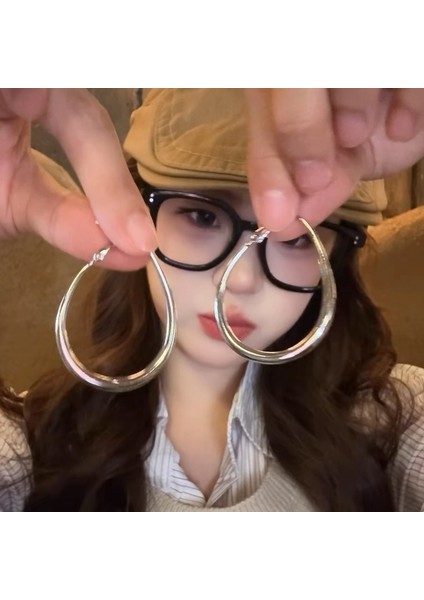 Sizi Göz Kamaştıran Zhao Lusi ve Xu Yan'ın Aynı Tarzındaki Zarif Halka Küpeler, 2025 Model Lüks Görünümlü Sade Halka Küpeler. (Yurt Dışından) fiyatları