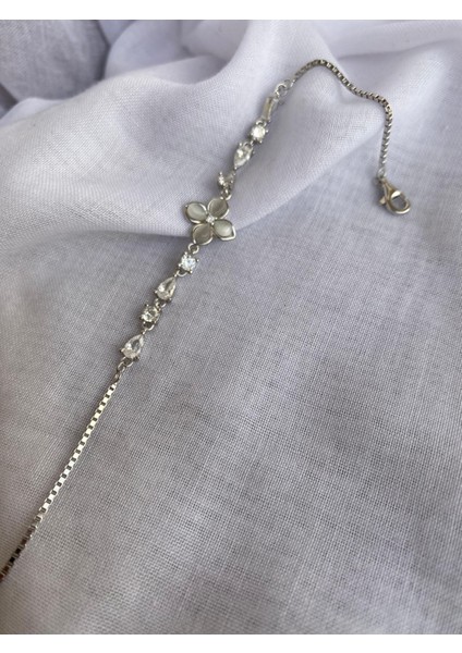 925 Ayar Gümüş Dört Yapraklı Çiçek Detaylı Genç/yetişkin Kadın Bilekliği - Şık Tasarım fiyatları