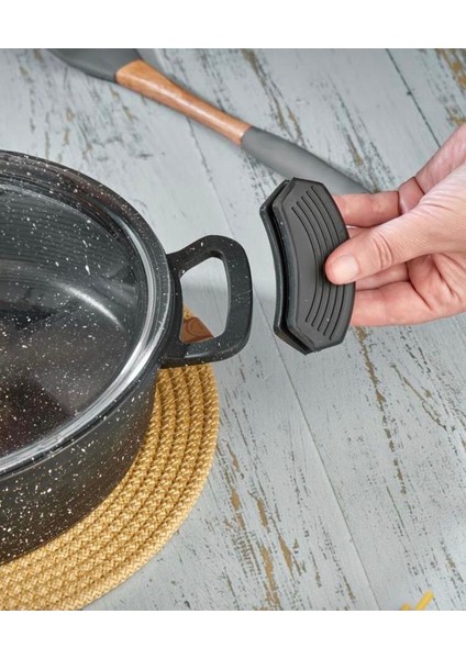 Tava ve Tencereler Için Uyumlu Isıya Dayanıklı Silikon Tutacak Set (2 Set 4 Parça) modelleri