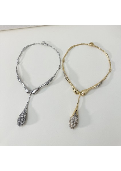 Avrupa-Amerika Tarzı Ağır Işçilikli Metal, Düzensiz Lav Tasarımı, Simli Damla Kolye Ucu, Hafif Lüks, Şık ve Üst Düzey Kolye (Yurt Dışından) modelleri