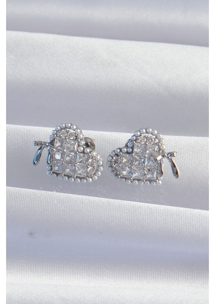 Pirinç Gümüş Renk Fiyonk Detay Incili Zirkon Taşlı Kalp Küpe fiyatları