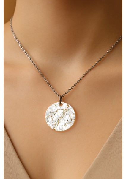 Şeffaf Sert Akrilik Kolye Ucu ve Üzeri Zincirli Desenli Kolye Beyaz Sarı Mermer