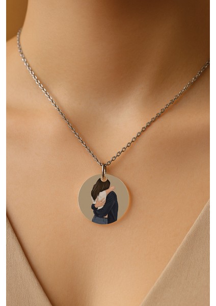 Şeffaf Sert Akrilik Kolye Ucu ve Üzeri Zincirli Desenli Kolye Sevgililer