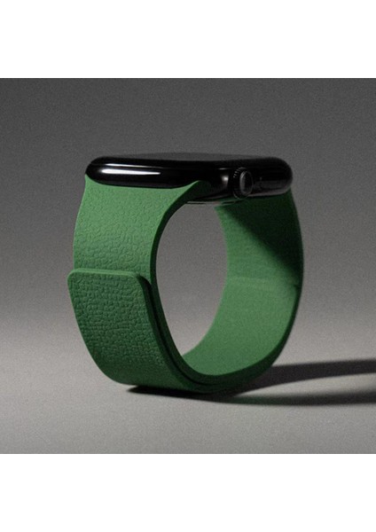 Apple Watch Series 11/10(42MM)/9/8/7/SE3/SE2/SE Uyumlu 38/40/41MM Deri Görünümlü Yumuşak Dokulu Manyetik Mıknatıslı Kordon