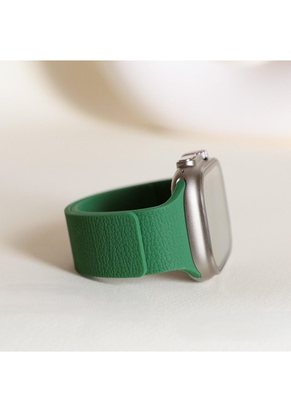 Apple Watch Series 11/10(42MM)/9/8/7/SE3/SE2/SE Uyumlu 38/40/41MM Deri Görünümlü Yumuşak Dokulu Manyetik Mıknatıslı Kordon fiyatları