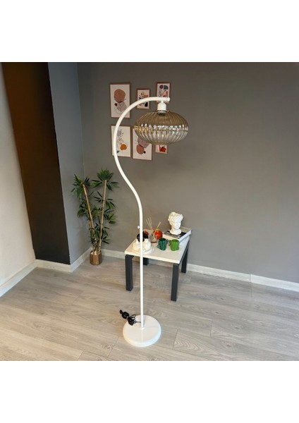 Elegant Beyaz Gövde Bal Rengi Cam Lambader Modern Dekoratif Metal Oturma Odası Çalışma Odası Zemin