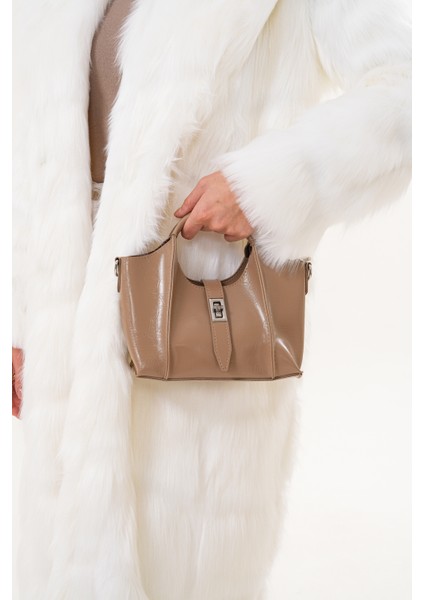 Ekstralı Önü Kilit Detaylı ve Fermuarlı Kadın Omuz Çantası