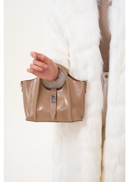 Ekstralı Önü Kilit Detaylı ve Fermuarlı Kadın Omuz Çantası