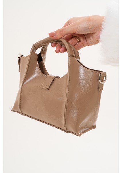 Ekstralı Önü Kilit Detaylı ve Fermuarlı Kadın Omuz Çantası