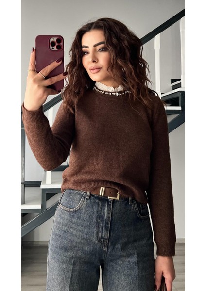 Kahve Yakası Taşlı Güpürlü Kazak