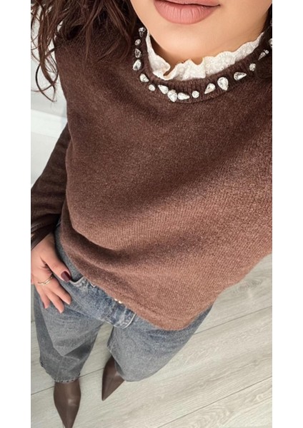 Kahve Yakası Taşlı Güpürlü Kazak