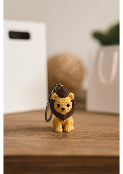 Aslan Anahtarlık – Sarı Renkli Örgü Desenli Sert Figür | Amigurumi Tarzı Sevimli Aksesuar fiyatları