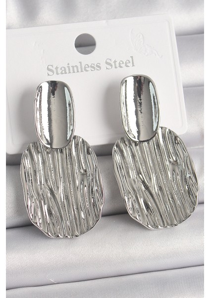 Pirinç Gümüş Renk Işlemeli Kare Plaka Model Kadın Küpe - Lisinya