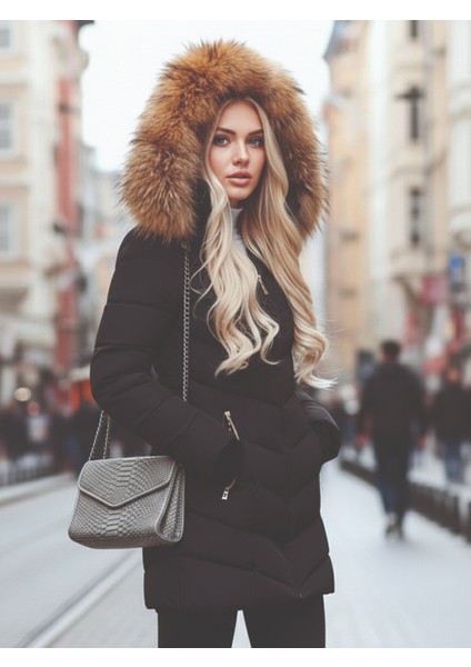 Eldiven Detaylı Siyah Kapüşonlu Orta boy Kürklü Şişme Mont