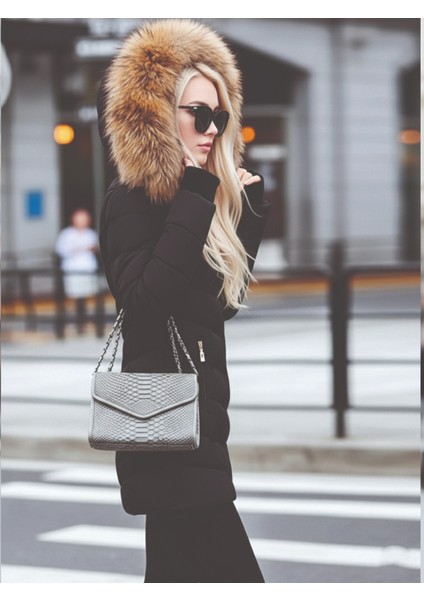 Eldiven Detaylı Siyah Kapüşonlu Orta boy Kürklü Şişme Mont modelleri