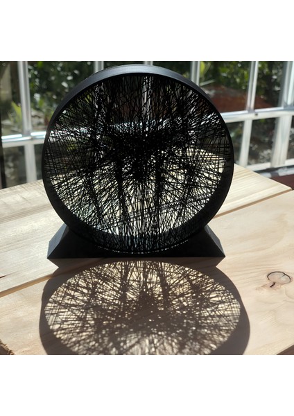 Line Art Masa Süsü Örümcek Adam Silüeti– Ağlardan Örülmüş Sanat | 13 cm