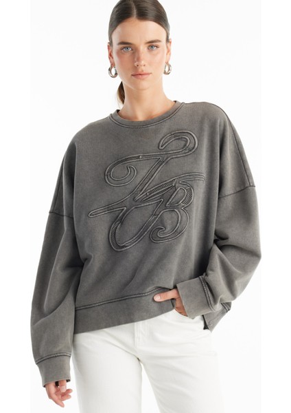 Bisiklet Yaka Nakışlı Antrasit Kadın Sweatshırt TBWRTS1081