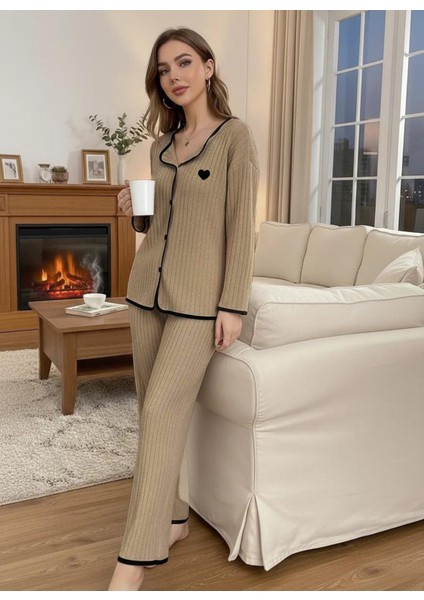 Siyah Kalp Detaylı Biyeli Uzun Kollu Pijama Takımı indirimleri