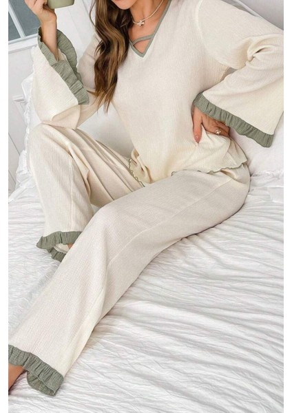 V Yaka Yeşil Fırfır Detaylı Ispanyol Paça Pijama Takımı modelleri