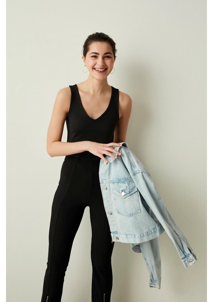 V Yaka Askılı Siyah Bluz