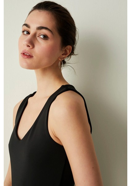 V Yaka Askılı Siyah Bluz