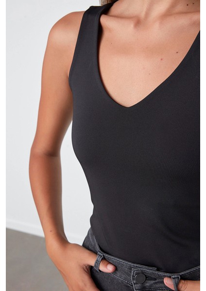 V Yaka Askılı Siyah Bluz
