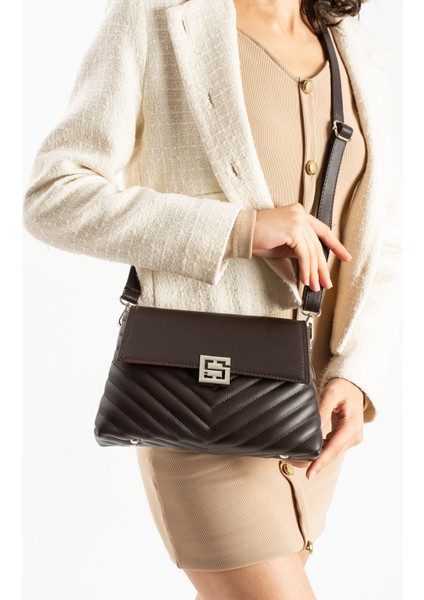 Asel Çanta,şık Tasarımlı kahverengi Kadın Orta Boy Çapraz Çanta ,nakış ve Kapak Detaylı Omuz Çantası modelleri