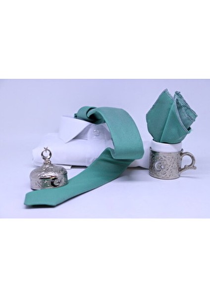 Yeşil Dokuma Kravat Klasik ve Resmi Ortamlara Uygun Şık Tasarım