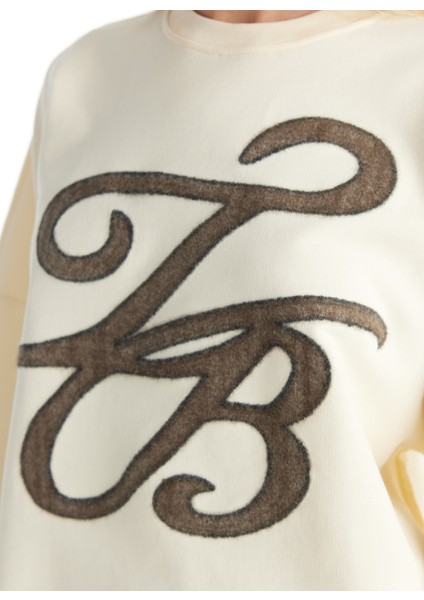 Balıkçı Yaka Nakışlı Ekru Kadın Sweatshırt TBWRTS1083 indirimleri