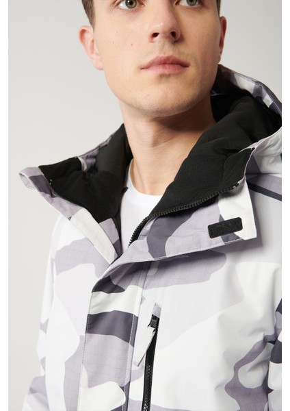 Erkek Beyaz-Gri Kapüşon Desenli Su İtici Kumaşlı Kayak Mont A32Y6095