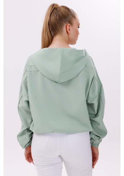 Kadın Kapüşonlu Su ve Rüzgar Geçirmez Oversize Yağmurluk - Rüzgarlık