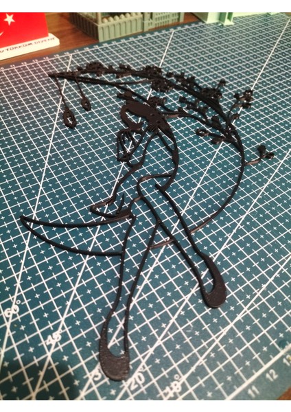 🌙 Çiçekli Ay Üzerinde Oturan Kız Duvar Dekoru modelleri