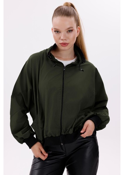 Kadın Dik Yaka Su ve Rüzgar Geçirmez Oversize Crop Mevsimlik Yağmurluk Rüzgarlık modelleri