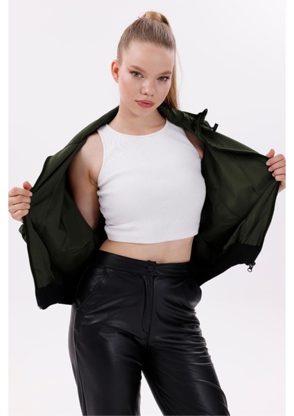 Kadın Dik Yaka Su ve Rüzgar Geçirmez Oversize Crop Mevsimlik Yağmurluk Rüzgarlık