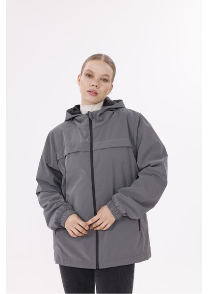 Kadın Kapüşonlu Nova Kumaş Hafif ve Dayanıklı Şık Mevsimlik Su ve Rüzgar Geçirmez Yağmurluk