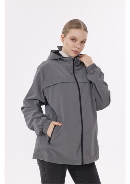 Kadın Kapüşonlu Nova Kumaş Hafif ve Dayanıklı Şık Mevsimlik Su ve Rüzgar Geçirmez Yağmurluk fiyatları
