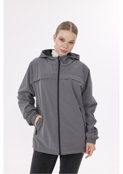 Kadın Kapüşonlu Nova Kumaş Hafif ve Dayanıklı Şık Mevsimlik Su ve Rüzgar Geçirmez Yağmurluk modelleri