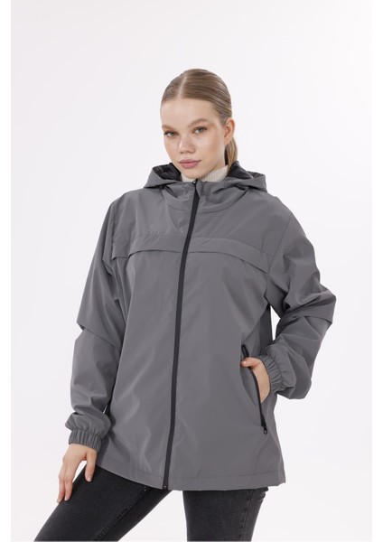 Kadın Kapüşonlu Nova Kumaş Hafif ve Dayanıklı Şık Mevsimlik Su ve Rüzgar Geçirmez Yağmurluk fırsatları