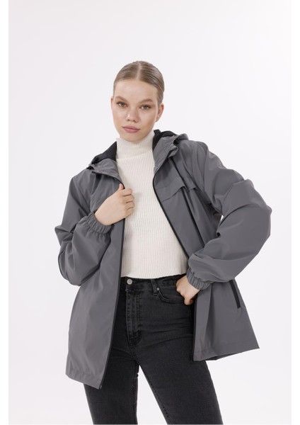 Kadın Kapüşonlu Nova Kumaş Hafif ve Dayanıklı Şık Mevsimlik Su ve Rüzgar Geçirmez Yağmurluk indirimleri