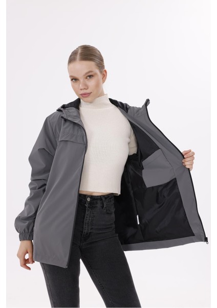 Kadın Kapüşonlu Nova Kumaş Hafif ve Dayanıklı Şık Mevsimlik Su ve Rüzgar Geçirmez Yağmurluk