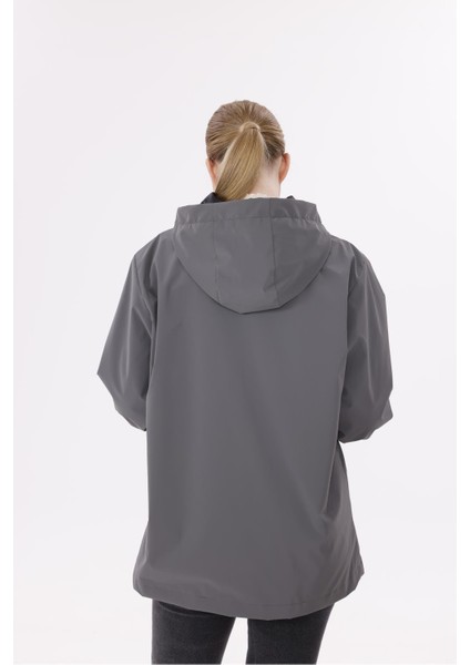 Kadın Kapüşonlu Nova Kumaş Hafif ve Dayanıklı Şık Mevsimlik Su ve Rüzgar Geçirmez Yağmurluk