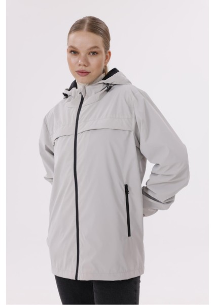 Kadın Kapüşonlu Nova Kumaş Hafif ve Dayanıklı Şık Mevsimlik Su ve Rüzgar Geçirmez Yağmurluk modelleri