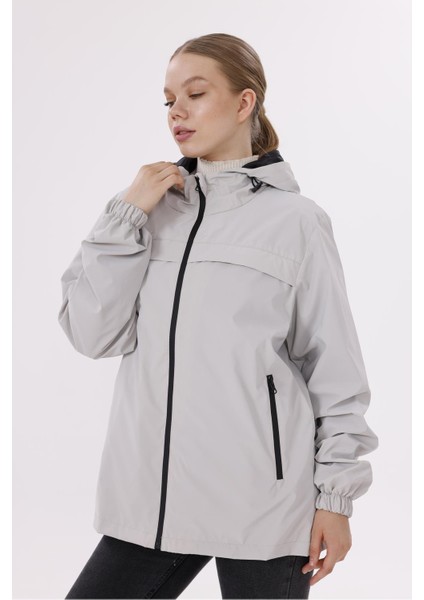 Kadın Kapüşonlu Nova Kumaş Hafif ve Dayanıklı Şık Mevsimlik Su ve Rüzgar Geçirmez Yağmurluk fırsatları