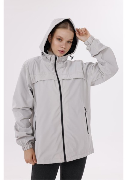 Kadın Kapüşonlu Nova Kumaş Hafif ve Dayanıklı Şık Mevsimlik Su ve Rüzgar Geçirmez Yağmurluk