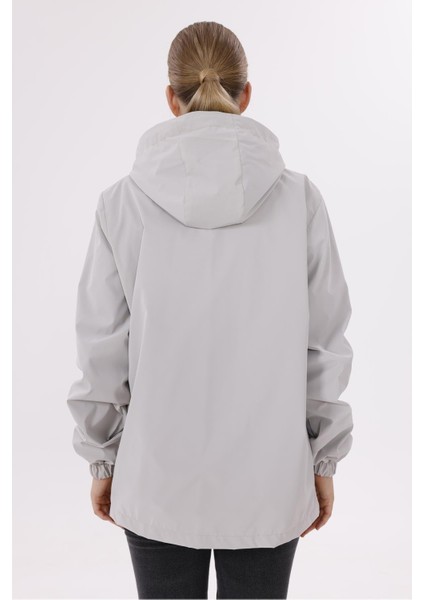 Kadın Kapüşonlu Nova Kumaş Hafif ve Dayanıklı Şık Mevsimlik Su ve Rüzgar Geçirmez Yağmurluk