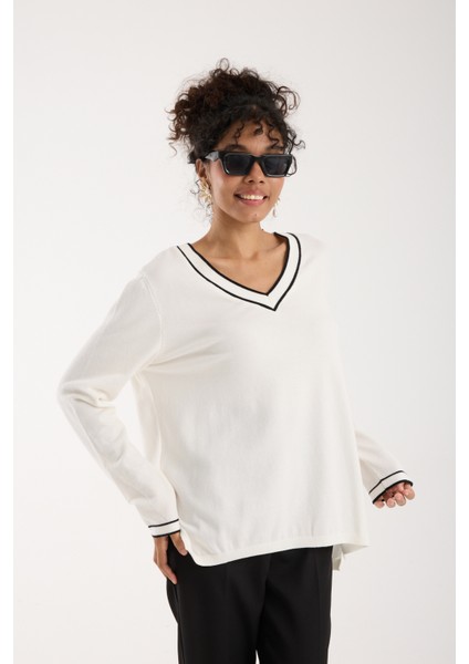 Kadın Beyaz Kontrast Biyeli ve Yan Yırtmaçlı V Yaka Triko Bluz modelleri