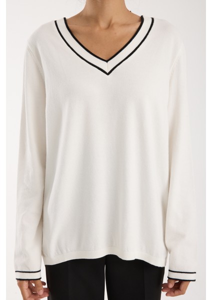 Kadın Beyaz Kontrast Biyeli ve Yan Yırtmaçlı V Yaka Triko Bluz indirimleri
