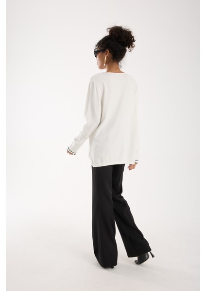 Kadın Beyaz Kontrast Biyeli ve Yan Yırtmaçlı V Yaka Triko Bluz