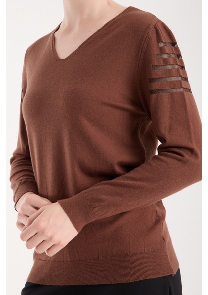 Kadın Kahve Simli Kumaş Detaylı V Yaka Triko Bluz